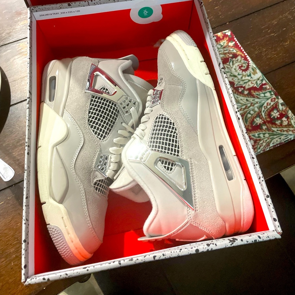 Frozen Moments Retro 4’s size 9 in Women’s, new - Picture 1 of 5